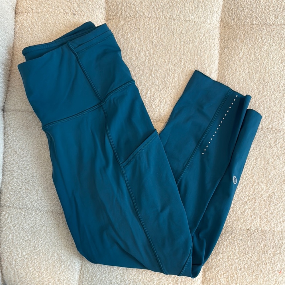 Lululemon Fast & Free Crop II *Nulux 19"
Dark Uniform Blue